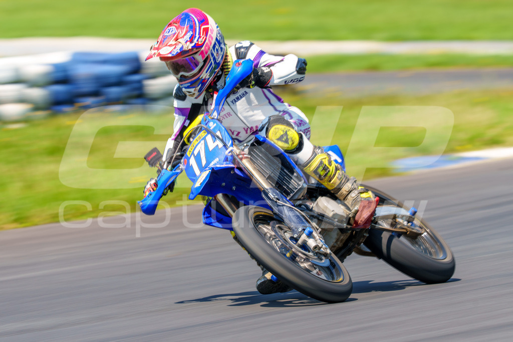 G-Cup + Supermoto Staatsmeisterschaft + Hungarian Supermoto Championship | GRIPcapture steht für authentische Sportfotografie in Österreich – für Momente, die mehr sind als Geschwindigkeit oder Ergebnis. Es geht um Emotion, Spannung, Fokus und den Augenblick, der oft nur einen Wimpernschlag dauert.Ob Motorsport, Teamsport oder 