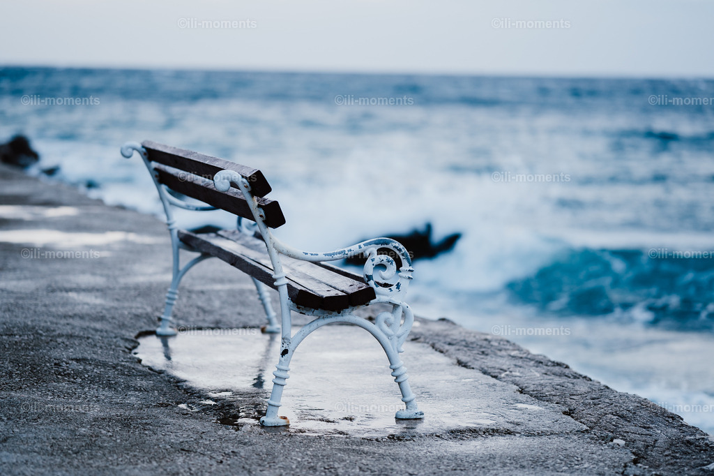 Bank am Meer | Eine einsame Bank mit Blick aufs weite Meer – dieses stimmungsvolle Fotokunstwerk lädt zum Verweilen, Träumen und Interpretieren ein. Ideal als Kunstdruck für Räume mit Sehnsucht, Ruhe und Weitblick. - Realisiert mit Pictrs.com