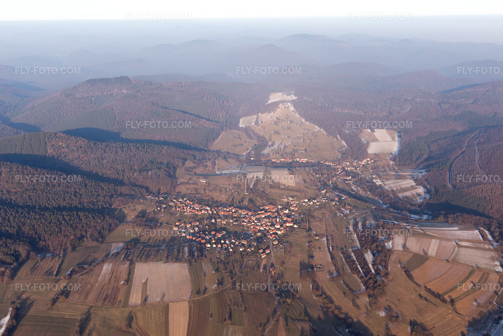 Aerial view: View of the town in Wingen in the state Bas-Rhin, France.Photo: IMG_096352.jpg taken on 01/21/2017 by Werner Riehm/FLY-FOTO.comResolution of the original: 5472 x 3648 px