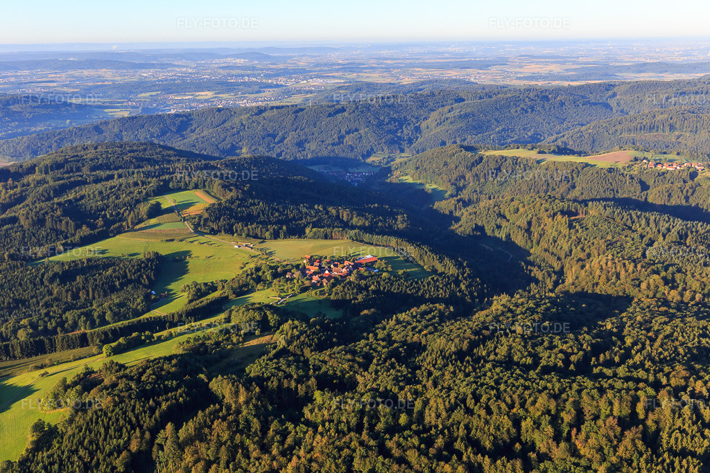 Luftbild: Dorf am Morgen aus Norden im Ortsteil Kleinhöchberg in Sulzbach im Bundesland Baden-Württemberg in Deutschland. Foto: IMG_093735.jpg vom 23.08.2016 durch Werner Riehm/FLY-FOTO.de