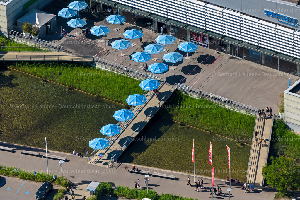 4032408 | RADOLFZELL AM BODENSEE 12.06.2020 Sonnenschirme der " seemaxx Outlet Center Radolfzell " in Radolfzell am Bodensee am Bodensee im Bundesland Baden-Württemberg, Deutschland. Weiterführende Informationen bei: seemaxx Marketing GmbH c/o Kintyre Investments GmbH. // Parasols of the " seemaxx Outlet Center Radolfzell " in Radolfzell am Bodensee on Lake Constance in the state Baden-Wuerttemberg, Germany. Further information at: seemaxx Marketing GmbH c/o Kintyre Investments GmbH. Foto: Gerhard Launer