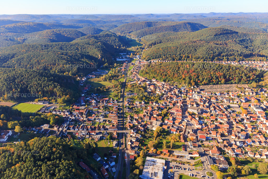 Luftbild: Wieslautertal und Bahnlinie in Dahn im Bundesland Rheinland-Pfalz in Deutschland. Foto: IMG_104003.jpg vom 14.10.2017 durch Werner Riehm/FLY-FOTO.de