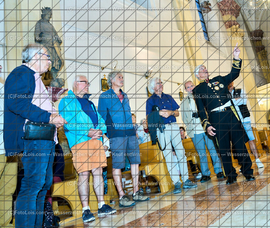 ALP3888_Jeanne de Ferrette_Kranzniederlegung_Grabplatte_Hildebrand | (C)FotoLois.com, Alois Spandl, 700stes Hochzeitsjubiläum - Albrecht II. mit Johanna von Pfirt in Thann (FR) im März 2024. Empfang des Organistionskommitees aus der Region Ferrette (Pfirt)/Thann aus dem Elsass mit Empfang durch die Stadtgemeinde und Bezirkshauptmannschaft Scheibbs im Schloss Scheibbs und anschließender Kranzniederlegung in der Kartausenkirche über der Krypta des Gründerehepaares durch Mitglieder des Templer Ordens im Beisein von Mitgliedern der Goldhaubengruppen, Fr 22. September 2023.