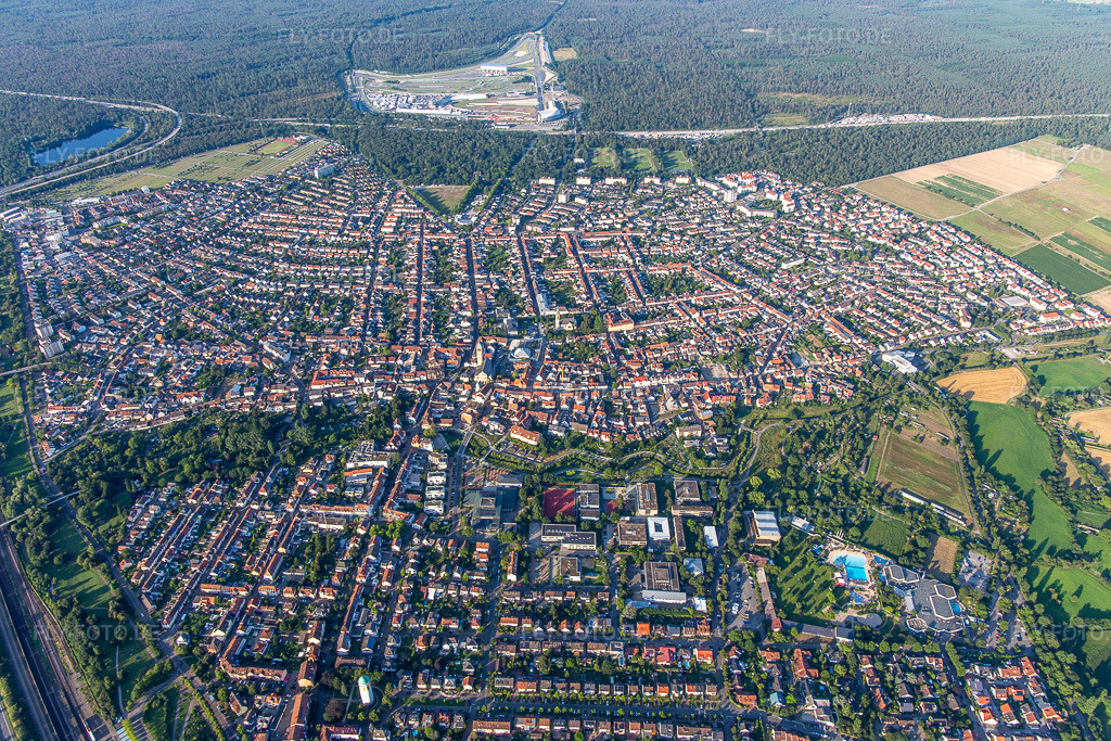 Luftbild: Ortsansicht von Südwesten in Hockenheim im Bundesland Baden-Württemberg in Deutschland. Foto: IMG_142569.jpg vom 18.07.2024 durch Werner Riehm/FLY-FOTO.de