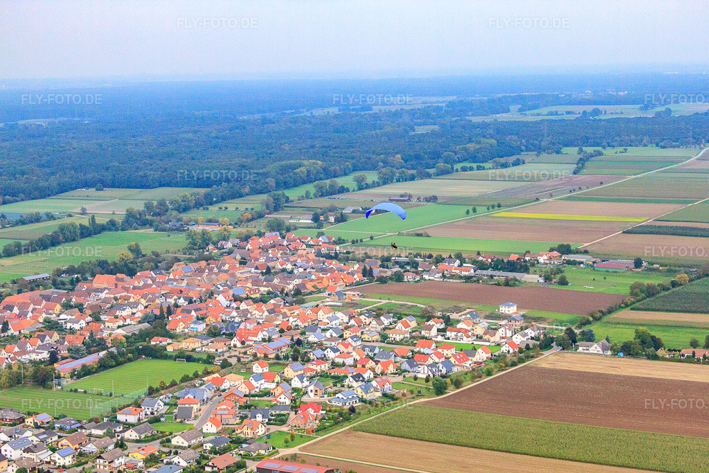 Luftbild: Dorfansicht von Südwesten in Gommersheim im Bundesland Rheinland-Pfalz in Deutschland. Foto: IMG_60124.jpg vom 08.10.2013 durch Werner Riehm/FLY-FOTO.de