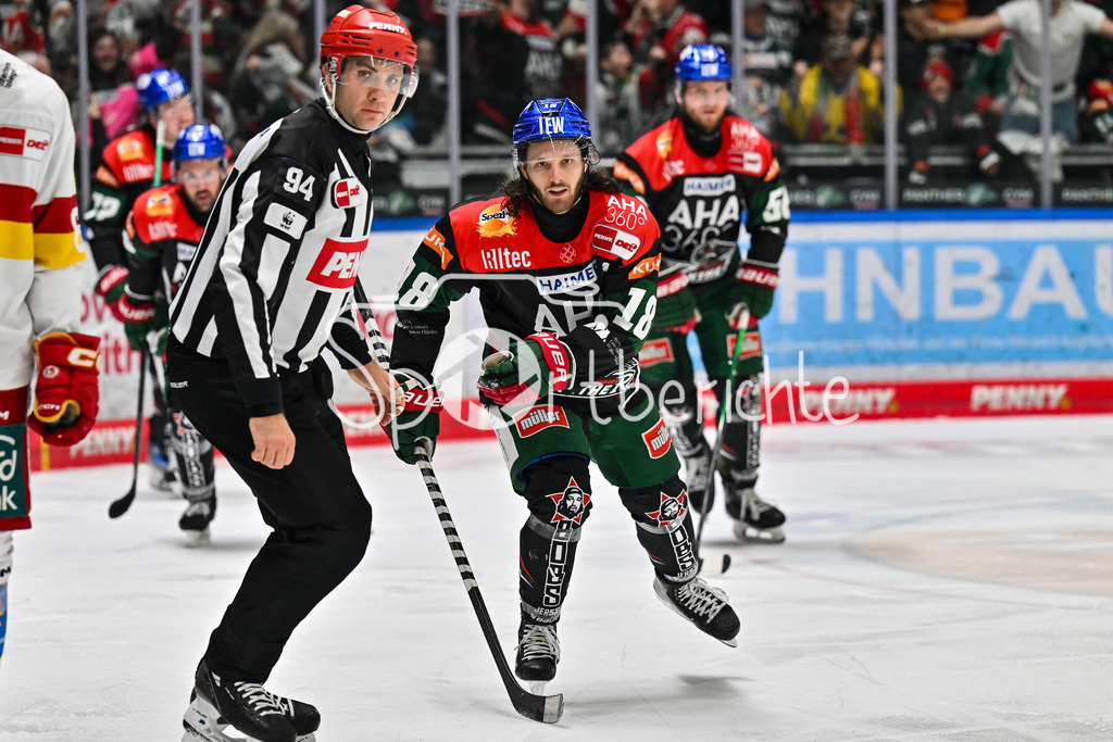 Augsburger Panther - Düsseldorfer EG | Jubel der Panther nach dem Treffer zum 4-1 durch Anthony LOUIS (Augsburger Panther #18) / Tor / Torschuetze / Freude / Happy / DEL: Augsburger Panther - Duesseldorfer EG, Curt Frenzel Stadion am 04.03.2025