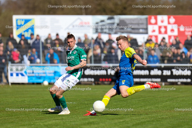 Fußball I Herren I Saison 2025-2026 I SHFV-Lotto-Pokal I Halbfinale I SV Todesfelde - VfB Lübeck 080 | v.l. Fabian Istefo (19, VfB Lübeck), Janek Sternberg (37, SV Todesfelde) - Realisiert mit Pictrs.com
