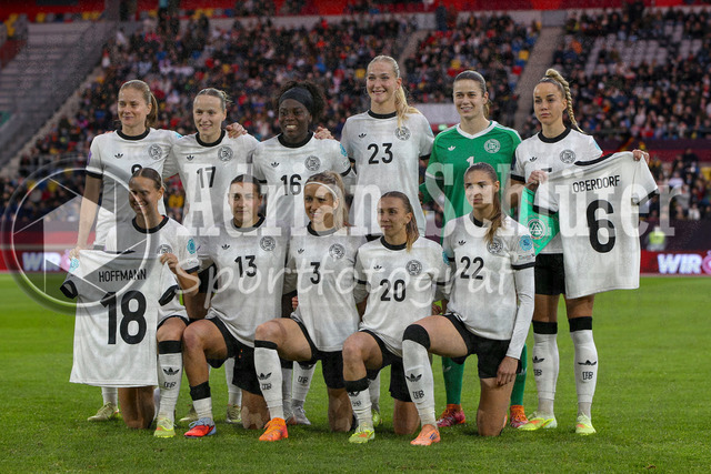 Deutschland vs Frankreich - Halbfinale - UEFA Women's Nations League | Düsseldorf, Deutschland, 24.10.25:   Teamfoto der deutschen Nationalmannschaft mit Trikots von Giovanna Hoffmann und Lena Oberdorfhintere Reihe von links: Sjoeke Nüsken ( Deutschland ), Franziska Kett ( Deutschland ), Nicole Anyomi ( Deutschland ), Camilla Küver ( Deutschland ), Stina Johannes ( Deutschland ), Giulia Gwinn ( Deutschland )vordere Reihe von Links: Klara Bühl ( Deutschland ), Carlotta Wamser ( Deutschland ), Kathrin Hendrich ( Deutschland ), Elisa Senß ( Deutschland ), Jule Brand ( Deutschland ) waehrend des Halbfinals der UEFA Women's Nations League zwischen Deutschland vs Frankreich in der Merkur-Spiel-Arena(Foto von Brauer-Fotoagentur / Adrian Schlueter)
