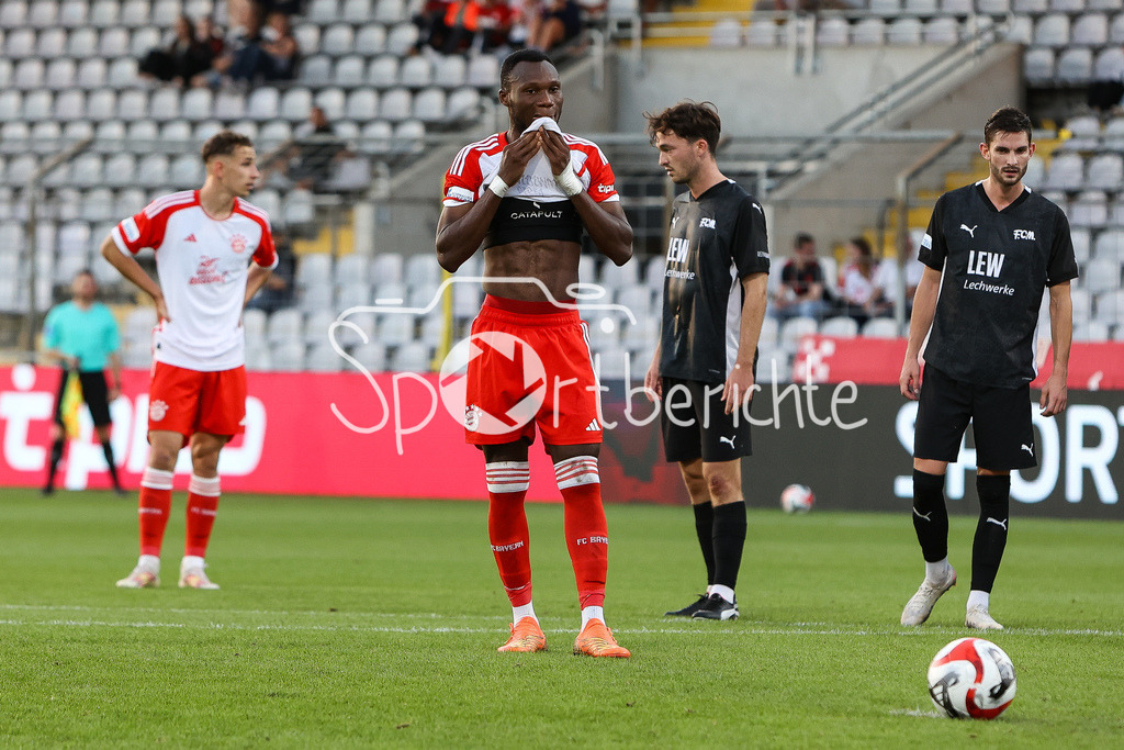 FC Bayern Amateure - FC Memmingen | Desire SEGBE AZANKPO (FCB #34) kurz vor der Ausfuehrung des Elfmeters zum 2-1 fuer die Bayern / Elfmeter / Strafstoss