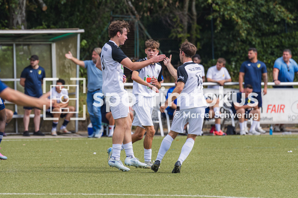 Wuppertaler Tennis-Stadtmeisterschaften | Gian-Luca Stindt (TSV 05 Ronsdorf) beim Torjubel. TSV 05 Ronsdorf gegen SC 1920 Oberhausen, Niederrheinpokal, 1. Runde, Kunstrasenplatz Sportplatz Parkstraße, Wuppertal, 09.08.2026. - Realisiert mit Pictrs.com