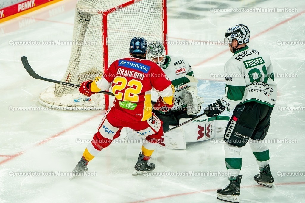 xKKUx01032601005 | 01.03.2026, xkkux, Eishockey, DEL2, Düsseldorfer EG - Bietigheim Steelers, PSD Bank Dome Düsseldorf: Erik Bradford (DEG #22) vor dem Tor von Goalie Olafr Schmidt (Bietigheim Steelers #35) und Mike Fischer (Bietigheim Steelers #91) 