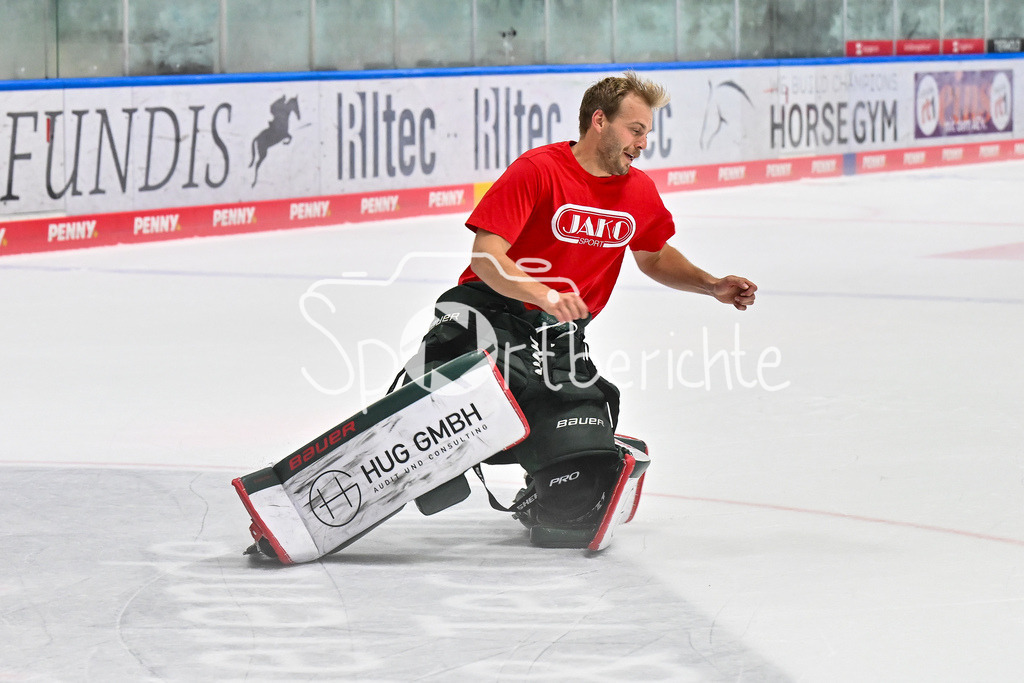 Augsburger Panther - Iserlohn Roosters | Die Augsburger Panther feiern zusammen mit ihren Fans den Heimsieg gegen Iserlohn / Penny DEL: Augsburger Panther - Iserlohn Roosters; Curt Frenzel Stadion am 21.09.2025 / im Bild Michael GARTEIG (Augsburger Panther 34
