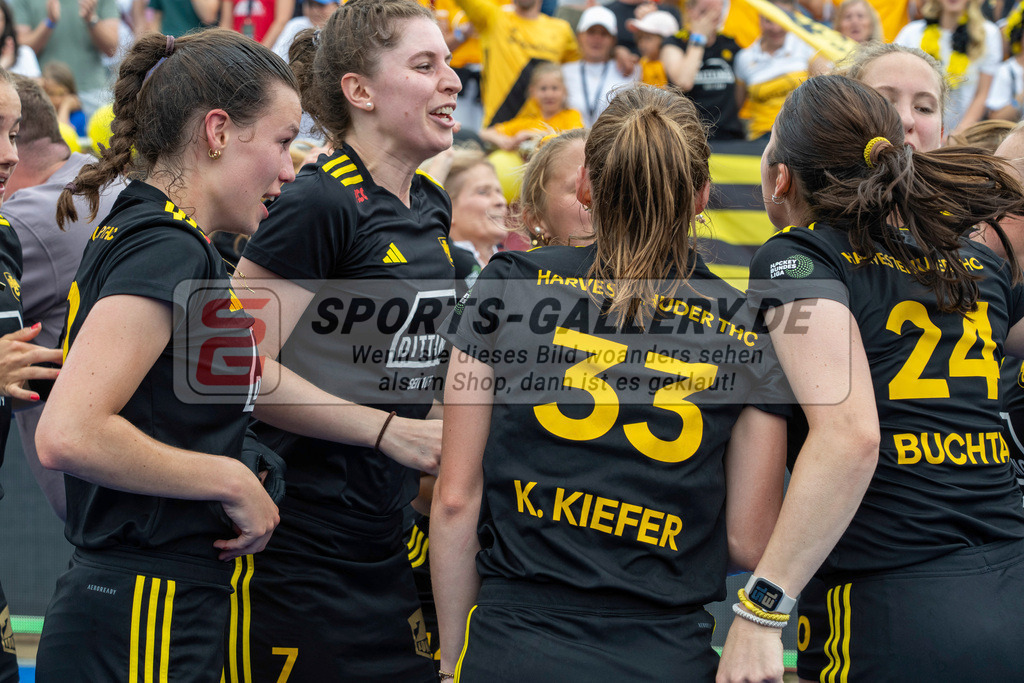 Final4_20250601-1221-HK108427 | Krefeld, Deutschland, 01.06.2025:  Feldhockey Final4 2025 – „Deutsche Feldhockey-Meisterschaften 2025“ Harvestehuder HTC - Düsseldorfer HC (Finale Damen) im Gerd-Wellen-Hockeyanlage am 01.06.2025 in Krefeld, Deutschland. (Foto von Kramhöller/Fehrmann/Kaste)Krefeld, Germany, 01.06.2025: Feldhockey Final4 2025 – „Deutsche Feldhockey-Meisterschaften 2025“ Harvestehuder HTC - Düsseldorfer HC (Finale Damen) in Gerd-Wellen-Hockeyanlage at 01.06.2025 in Krefeld, Deutschland. (Foto from Kramhöller/Fehrmann/Kaste)