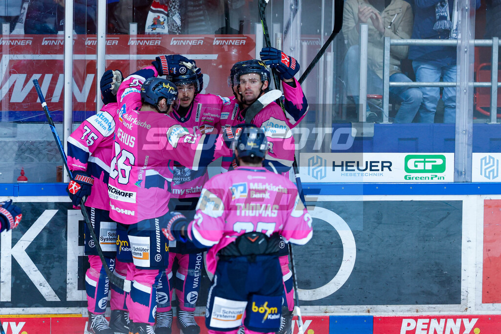 Eishockey | Torjubel der Roosters - © Sportfoto-Sale (Jan Brüggemann) - Realisiert mit Pictrs.com