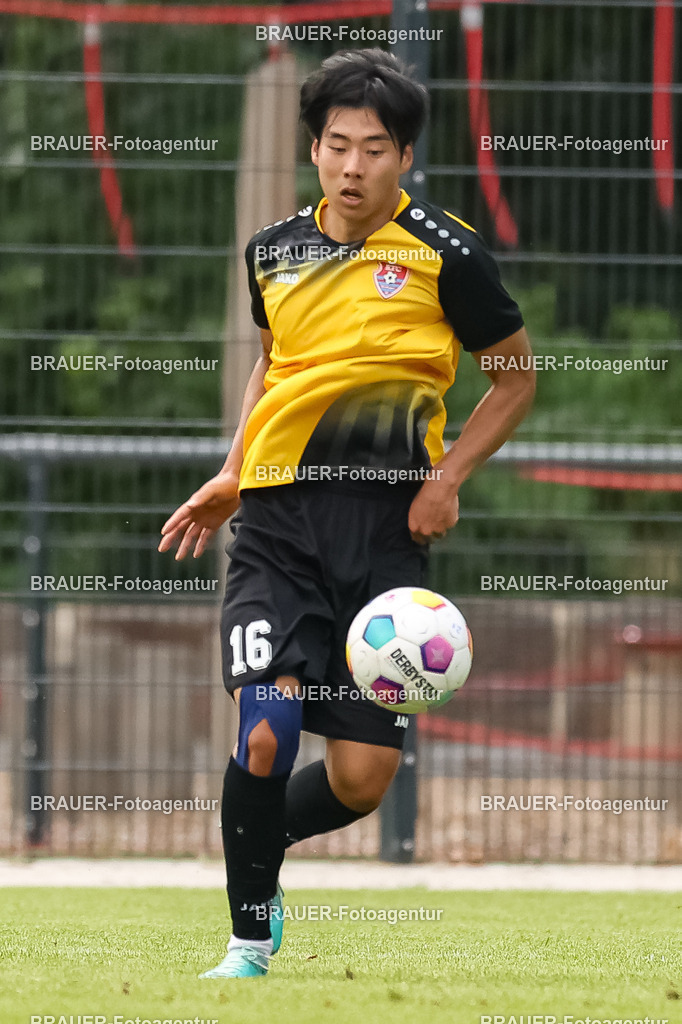 1_SVSKFC_20250726_0952.JPG -  - SV Schermbeck - KFC Uerdingen  - Testspiel | Schermbeck, Deutschland, 26.07.25: Seongsun You (KFC Uerdingen) in Aktion, am Ball, Einzelaktion während des Testspiel Spiels zwischen SV Schermbeck - KFC Uerdingen  in der Volksbank Arena am 26. July 2025 in Schermbeck, Deutschland. (Foto von Stefan Brauer/Brauer-Fotoagentur)