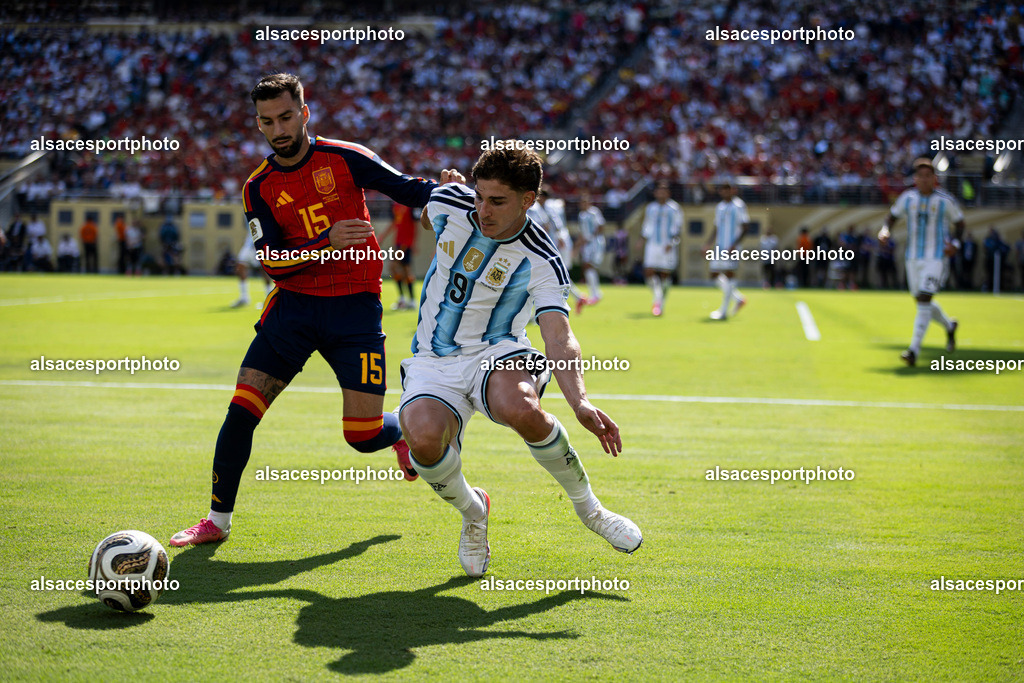 FOOTBALL : Argentine vs Espagne – Finale de la Coupe du Monde FIFA 2026. New York New Jersey Stadium, East Rutherford, New Jersey, États-Unis. 19/07/2026. | Álex Baena #15 (Spain) Julián Álvarez #9 (Argentine)