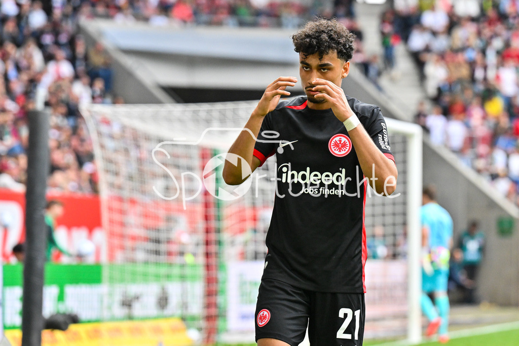 FC Augsburg - SG Eintracht Frankfurt | in dieser Szene aergert sich Nathaniel BROWN (Eintracht Frankfurt 21) ueber eine vergebene Chance / Bundesliga: FC Augsburg - Eintracht Frankfurt, WWK Arena am 20.04.2025 / Einzelfoto / Freisteller