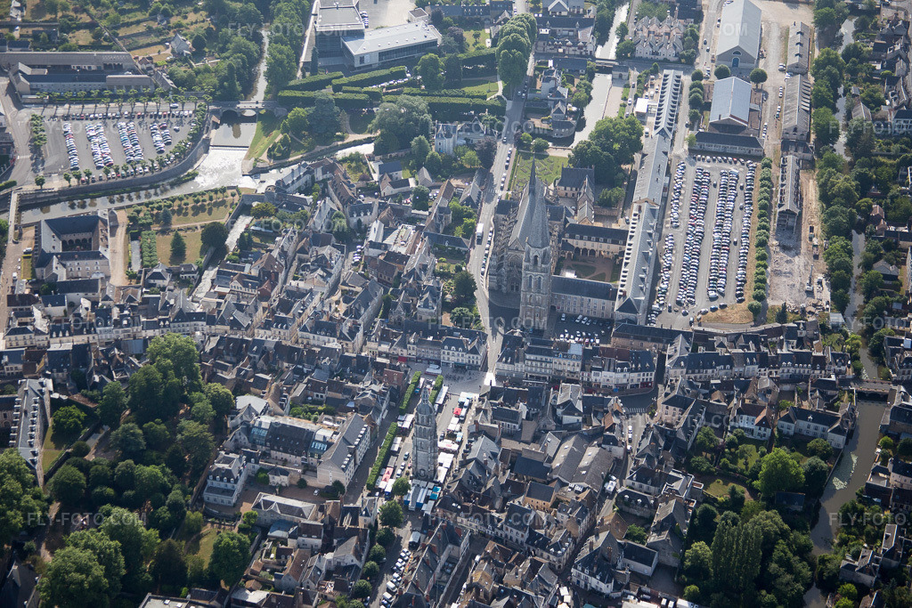 Aerial view: View of the town in Vendôme in the state Loir et Cher, France.Photo: IMG_081091.jpg taken on 06/19/2015 by Werner Riehm/FLY-FOTO.comResolution of the original: 5472 x 3648 px