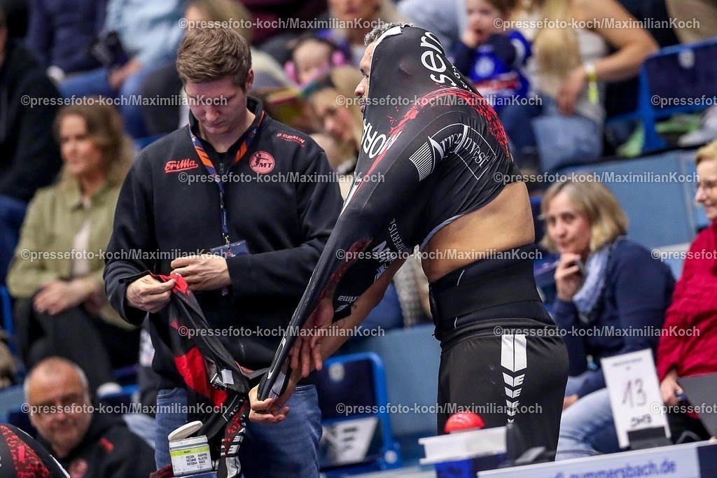 Gum25032501045 | 25.03.2025, Handball, European League - Play-Offs, VfL Gummersbach - MT Melsungen, Schwalbe-Arena: Trickotwechsel bei Rogerio Moraes (MT Melsungen #13) nachdem sein Trickot zerrissen wurde. Riss Loch Trickottausch Oberkörper