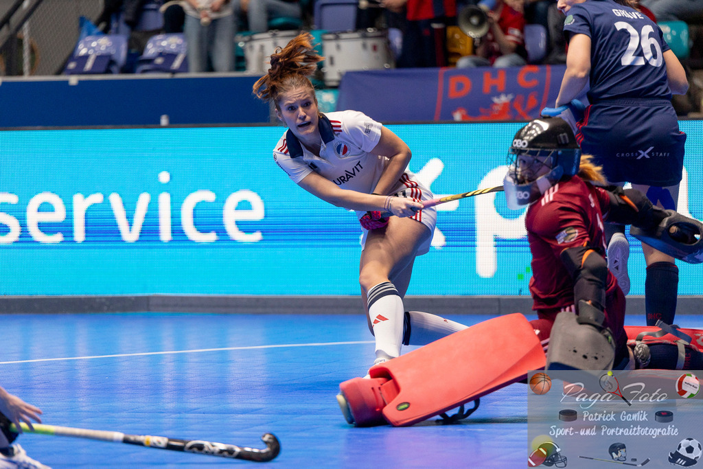 Volvo E.R.B. Final 4 Halbfinale Frauen: Mannheimer HC - Düsseldorfer HC, 25.01.2025 | Sonja Zimmermann (Mannheimer HC #11) mit einem Schuss aufs Tor &amp; Femke Jovy (Düsseldorfer HC #1), Mannheimer HC - Düsseldorfer HC, Frankfurt, Süwag Arena, 25.1.2025 - Realisiert mit Pictrs.com