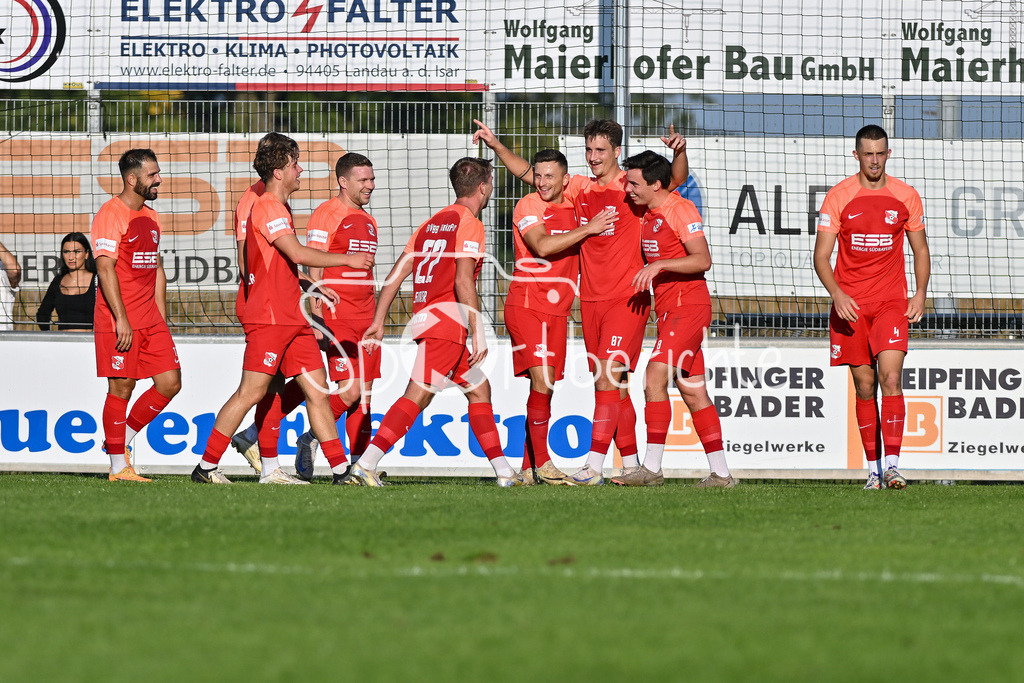 SpVgg Hankofen-Hailing - FC Bayern Amateure | Jubel nach dem Treffer zum 1-0 fuer die Hausherren durch Tobias LERMER (Spvgg #22) / Freude / Happy / Tor / Torschuezte