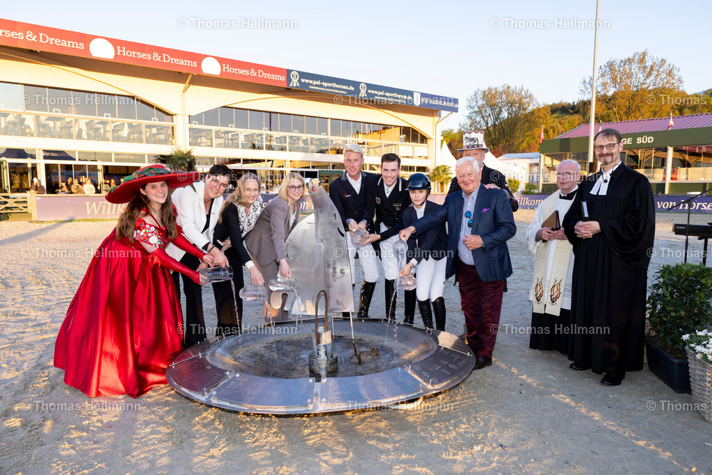 TH_Brunnen der Nationen_ Christine Möller_ Kirschkönigin_ Ulli Kasselmann_ Anna Kebschull_ Katharina Pötter_ Lars Ligus_ Frederic Wandres_ Emma Kasselmann_36166 | Horses &amp; Dreams 2026 am 22.04.26 in Hagen a.T.W., Thomas Hellmann, Brunnen der Nationen, Christine Möller, Kirschkönigin, Ulli Kasselmann, Anna Kebschull, Katharina Pötter, Lars Ligus, Frederic Wandres, Emma Kasselmann