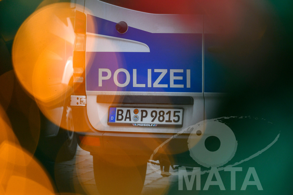 _DWA4142 | Polizeifahrzeuge vor einer Demo. (Symbolfoto, Themenfoto) Nürnberg, 08.01.2024 - Realisiert mit Pictrs.com