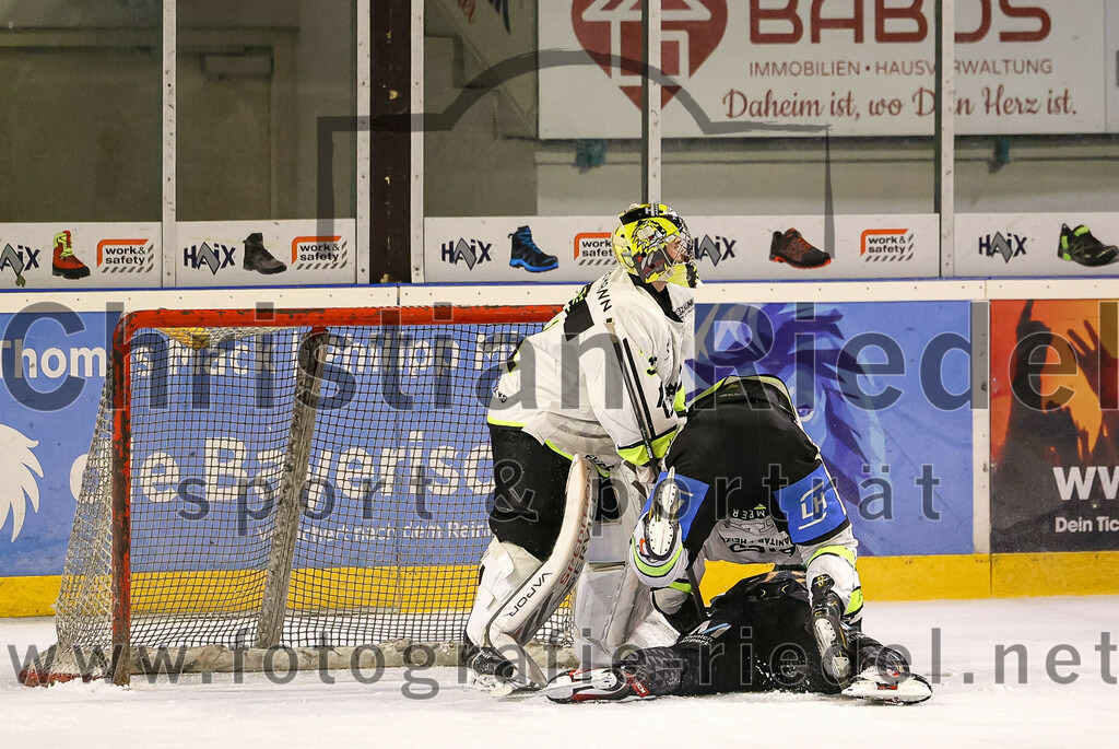 2024-02-16_046_TSV_Erding_gegen_ERSC_Amberg | Erding, Deutschland, 16.02.2024:
Eishockey, Bayernliga Playoffs 2023 / 2024, 1. Spieltag, TSV Erding gegen ERSC Amberg, Endergebnis: 1:2

Torwart Timon Bätge (ERSC Amberg, #31), Felix Feder (ERSC Amberg, #76), Leon Abstreiter (Erding Gladiators, #72)

Foto: Christian Riedel / fotografie-riedel.net