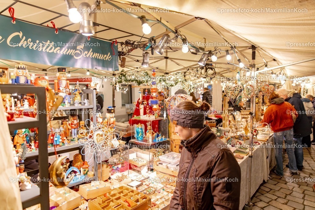 Wup12122501068 | 12.12.2026, Wuppertal, Weihnachtsmarkt Haus Schloss Lüntenbeck. 