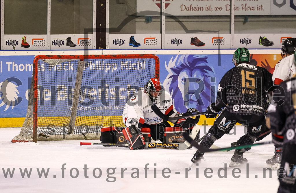 2024-03-15_017_TSV_Erding_gegen_EHC_Koenigsbrunn | Erding, Deutschland, 15.03.2024:
Eishockey, Bayernliga Playoffs 2023 / 2024, 3. Spieltag, TSV Erding gegen EHC Königsbrunn, Endergebnis: 3:4 n. V.

Torwart Stefan Vajs (EHC Königsbrunn, #32), Elias Maier (Erding Gladiators, #15)

Foto: Christian Riedel / fotografie-riedel.net