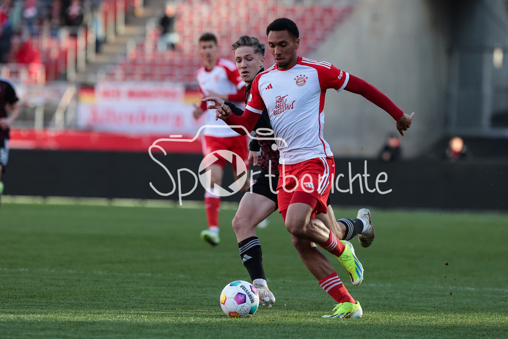 1. FC Nürnberg II - FC Bayern Amateure | im Duell Ben FISCHER (FCN #18) und Vincent MANUBA (FCB #20) / Zweikampf