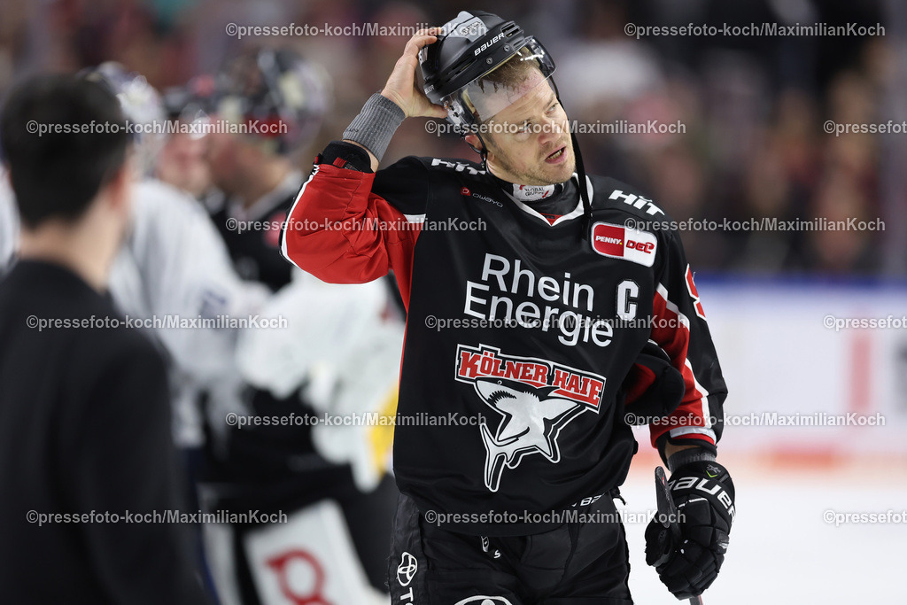 KEC22122401086 | 22.12.2024, Eishockey, DEL, Kölner Haie - Straubing Tigers, Spieltag 29, Lanxess-Arena Köln: Enttäuschte Gesichter bei den Haien nach der 3:4 Niederlage. Enttäuschung bei Moritz Müller (Kölner Haie #91)