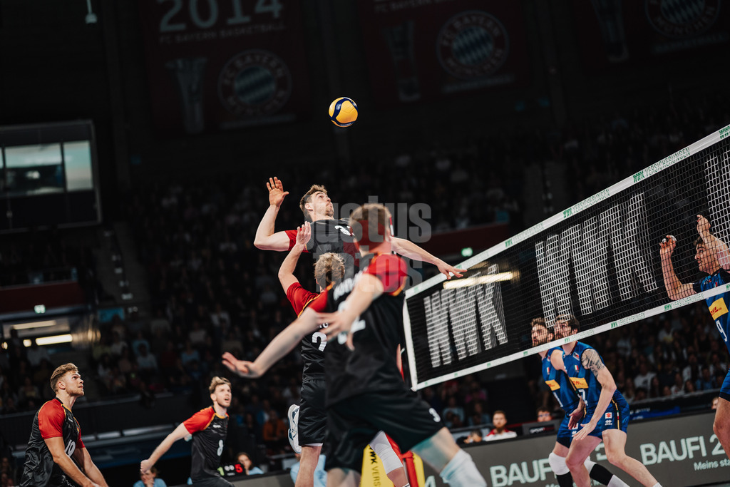Volleyball | Männer | Testspiel | Deutschland vs. Italien | 26.05.2025 | Simon Torwie (#33, Deutschland) beim Angriff