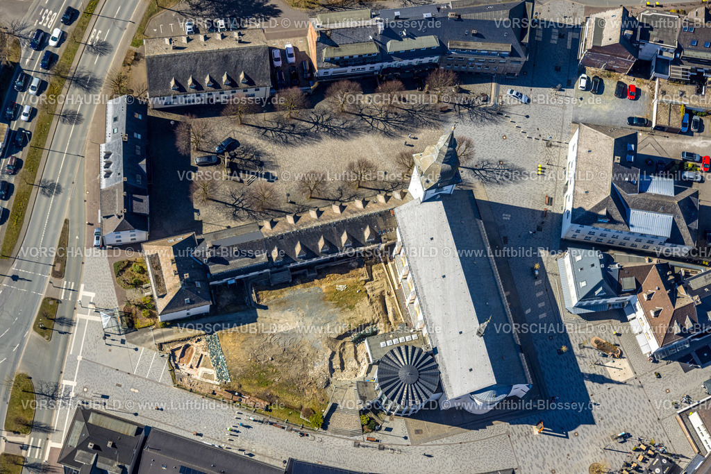 Meschede250304883 | Luftbild, Stiftsplatz und St. Walburga katholische Kirche, Parkhaus Stiftscenter, Meschede-Stadt, Meschede, Sauerland, Nordrhein-Westfalen, Deutschland