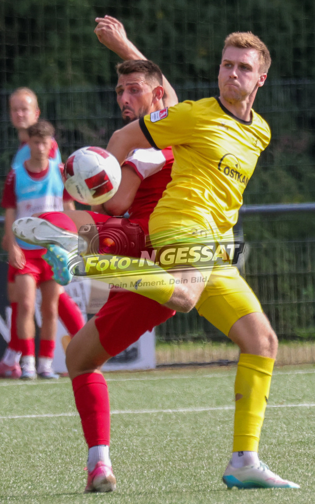 FC RW Kirchlengern - SuS Bad Westernkotten | Auf dem Bild zu sehen: Rot FC RW Kirchlengern: Sebastian Müller ; gelb SuS Bad Westernkotten: Marvin Schumacher FC RW Kirchlengern, SuS Bad Westernkotten, Saison 26/27, Westfalenliga, Kirchlengern, Deutschland - Realisiert mit Pictrs.com