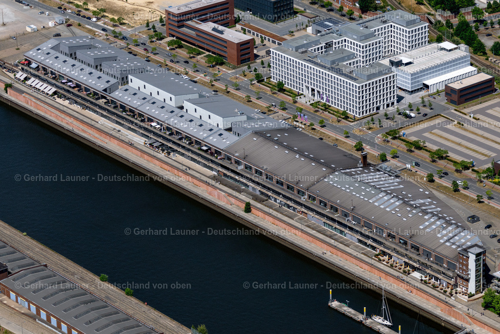 4029280 | BREMEN 01.06.2020 Yachthafen " Marina Europahafen " mit Sportboot- Anlegestellen und Bootsliegeplätzen am Uferbereich der Weser in Bremen, Deutschland. // Pleasure boat marina with docks and moorings on the shore area of the Weser river in Bremen, Germany. Foto: Gerhard Launer