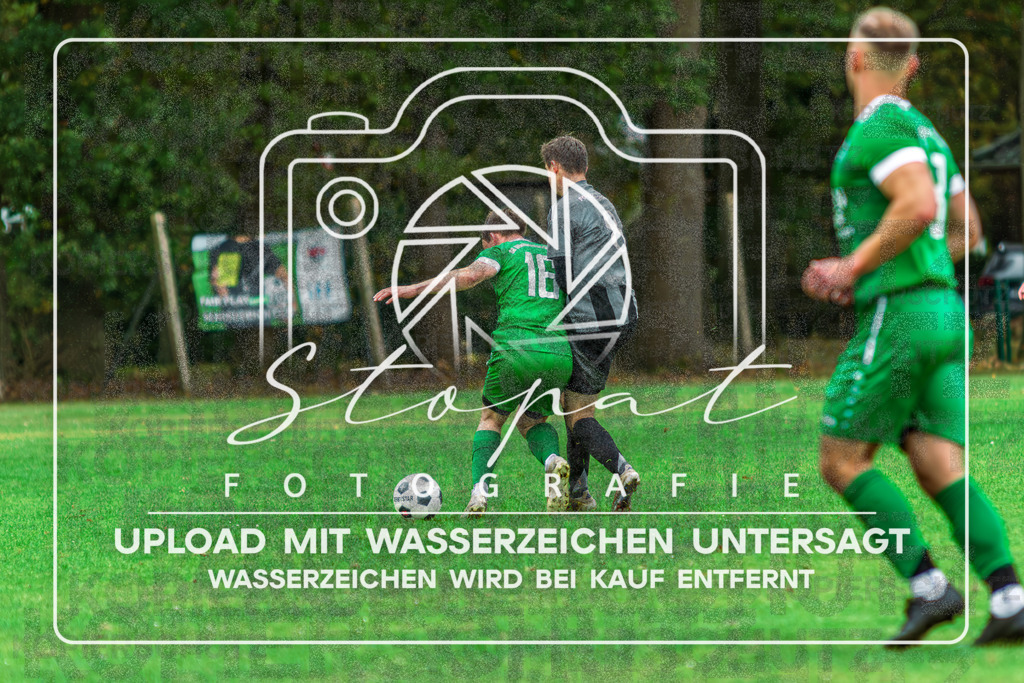SGWFGFS-1031 | Kolja Baden (SG Wintermoor/Schuelern #16) und Simon Twiefel (FG Fulde-Stellichte #08) beim Herren Kreisliga HK Spiel zwischen SG Schulern/Wintermoor und FG Fulde-Stellichte im Stadion Wintermoor, Schneverdingen (Simon Paul Stopat) - Realisiert mit Pictrs.com