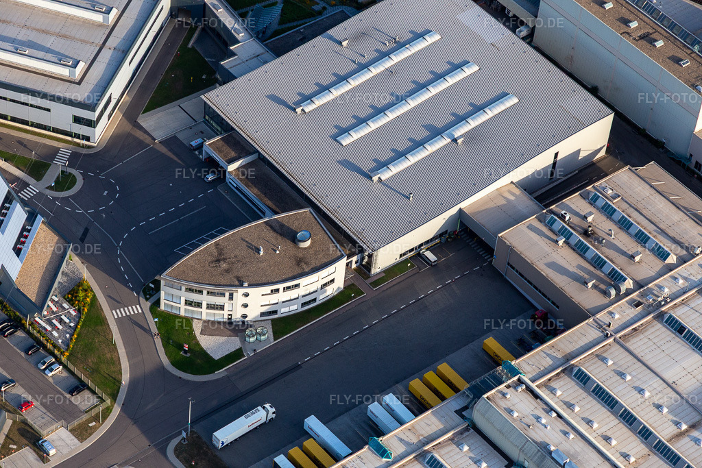 Luftbild: SEW-EURODRIVE GmbH & Co KG – Fertigungswerk und SCC Mechanik/Mechatronik im Ortsteil Graben in Graben-Neudorf im Bundesland Baden-Württemberg in Deutschland. Foto: IMG_133454.jpg vom 12.07.2022 durch Werner Riehm/FLY-FOTO.deWWW.SEW-EURODRIVE.DE