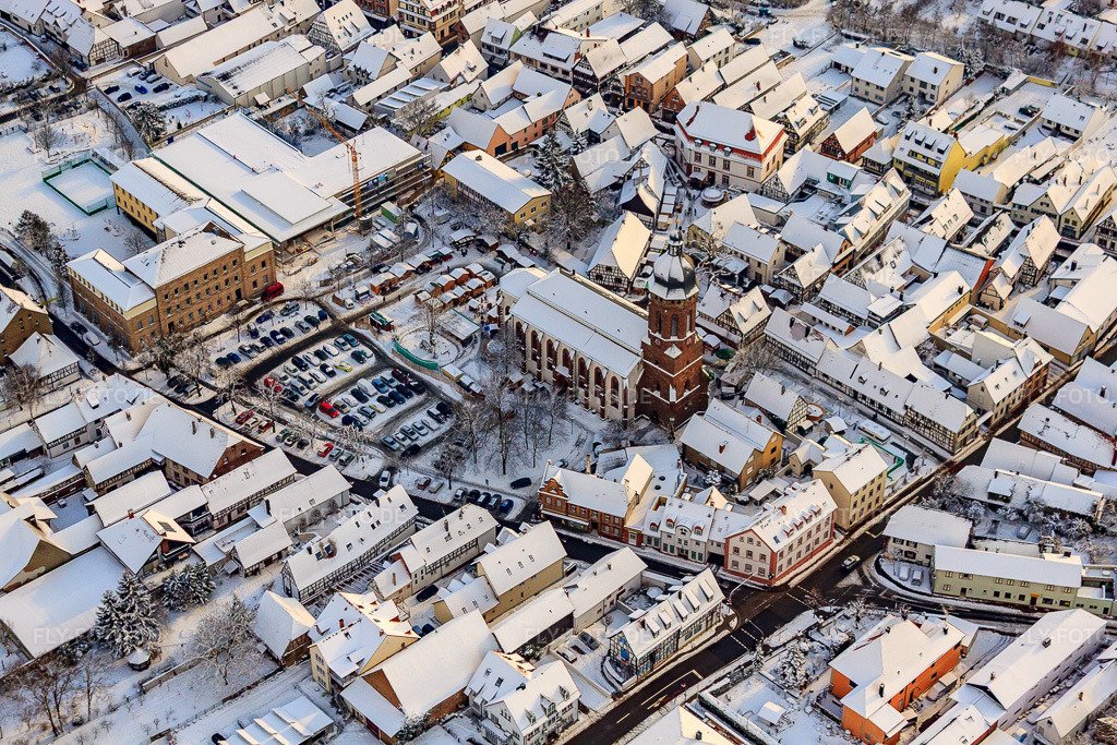 Luftbild: Christkindlmarkt am Plätzl und um die St. Georgskirche bei Schnee in Kandel im Bundesland Rheinland-Pfalz in Deutschland. Foto: IMG_35879.jpg vom 18.12.2010 durch Werner Riehm/FLY-FOTO.de