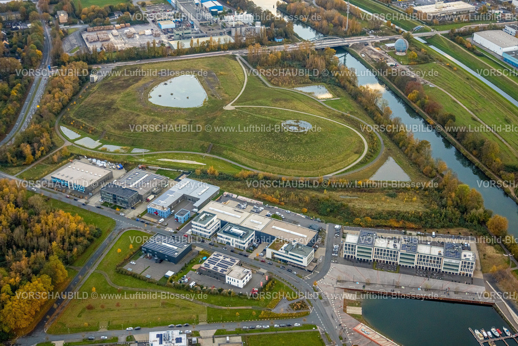 Gelsenkirchen231103180 | Luftbild, Halde an der am Marina Stölting, Gewerbegebiet Johannes-Raus-Straße, Datteln-Hamm-Kanal und Kunstwerk Der Ball an der Kanalbrücke, umgeben von herbstlichen Laubbäumen, Bismarck, Gelsenkirchen, Ruhrgebiet, Nordrhein-Westfalen, Deutschland