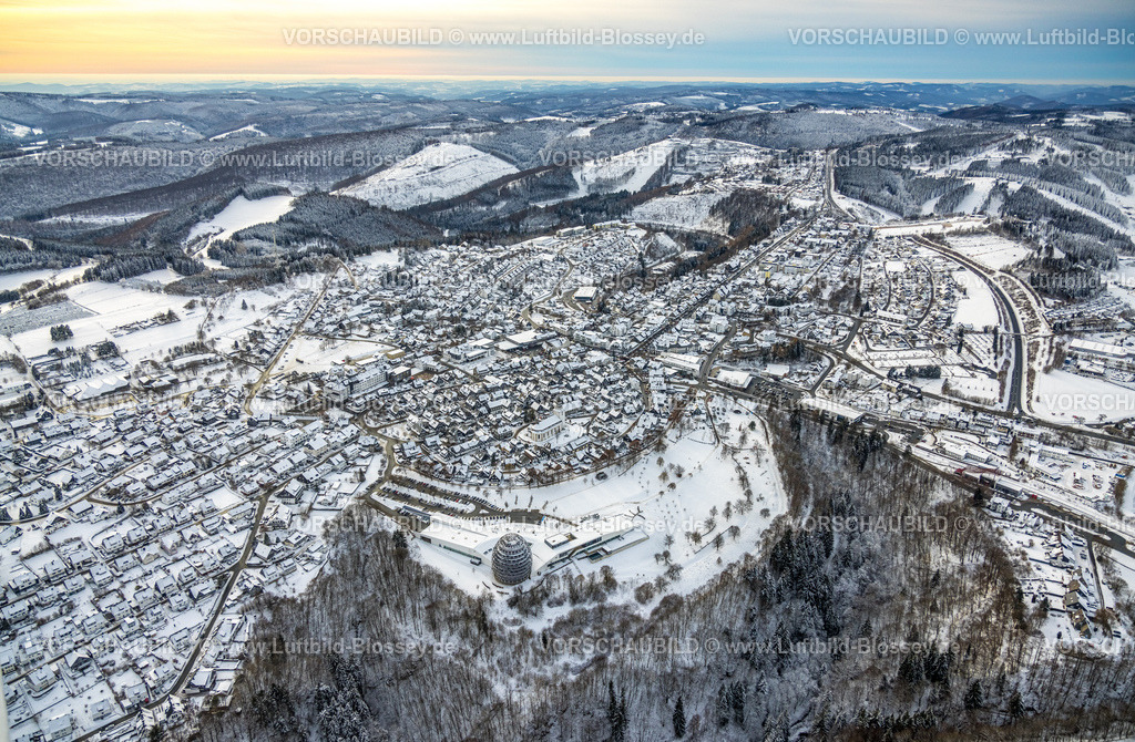 Winterberg221201453 | Luftbild Innenstadt mit kath. Kirche St. Jakobus der Ältere, Hotel Oversum Ski & Vital Resort Winterberg, schneebedeckte Häuser, Winterwunderland in Winterberg im Sauerland, am Kahlen Asten und den Skiabfahrten und dem Skilift-Karussell Winterberg, Winterberg, Sauerland, Nordrhein-Westfalen, Deutschland