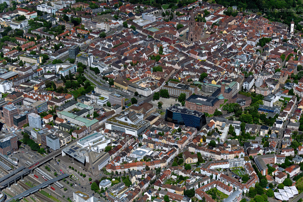 4033475 | HASLACH 30.06.2020 Stadtzentrum im Innenstadtbereich  in Haslach im Bundesland Baden-Württemberg, Deutschland // The city center in the downtown area  in Haslach in the state Baden-Wuerttemberg, Germany Foto: Gerhard Launer