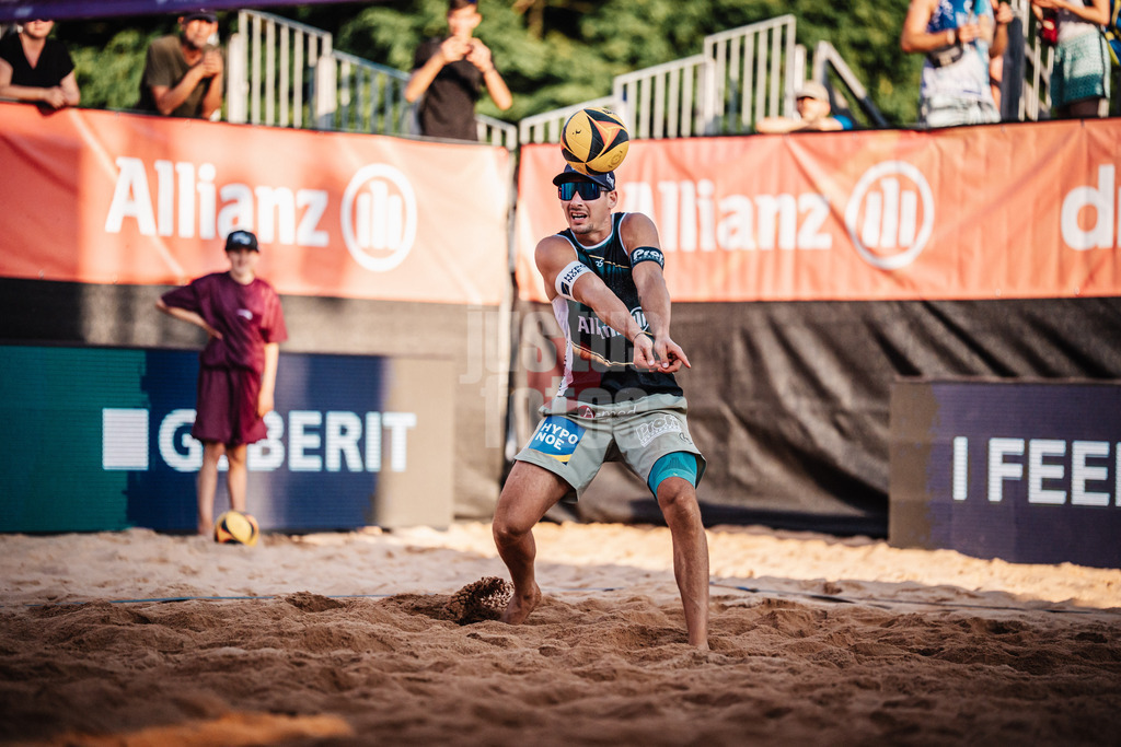 Beachvolleyball | Männer | Allianz German Beach Tour 2025 | Tourstop München | 04.07.2025 | Mathias Seiser spielt den Ball
