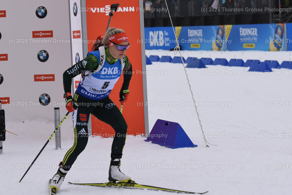 IBU WC Biathlon Oberhof 2018 | HAMMERSCHMIDT Maren (GER) beim Start; IBU WC Biathlon Oberhof 2018, 7.5 km Sprint Frauen am 04.01.2018 in der DKB Ski Arena in Oberhof, (Deutschland) - Realisiert mit Pictrs.com