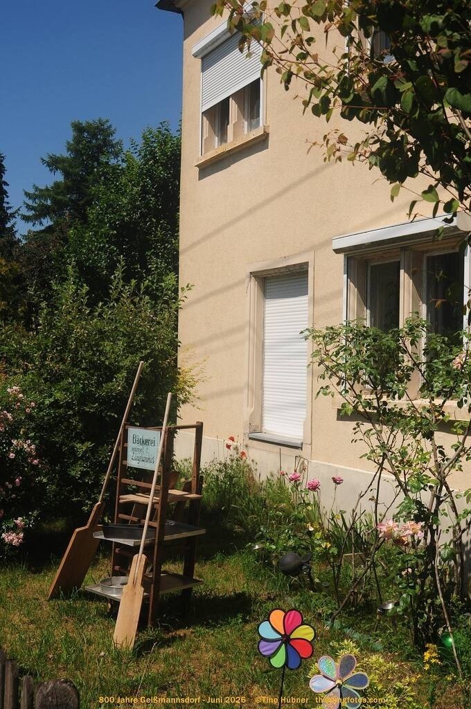 Geißmannsdorf-2026-Ortsbilder-458 | Geißmannsdorf bei Bischofswerda im Sommer 2026. Ein fotografischer Streifzug durch das Dorf Geißmannsdorf, mit Gebäuden, Straßen, Strohpuppen und geschmückten Vorgärten und Grundstücken anlässlich der 800-Jahr-Feier von Geißmannsdorf im Juni 2026 - Realisiert mit Pictrs.com