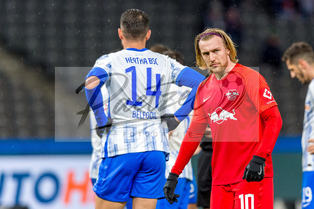 BSCRBL20220220_057 | Fussball, Herren: Emil Forsberg (RB Leipzig) schaut bei dem Spiel der 1. Bundesliga zwischen Hertha BSC und RB Leipzig im Olypiastadion am 20.02.2022 in Berlin, Deutschland.DFB / DFL REGULATIONS PROHIBIT ANY USE OF PHOTOGRAPHS AS IMAGE SEQUENCES AND/OR QUASI-VIDEO. - Realisiert mit Pictrs.com