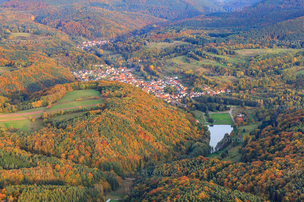 Luftbild: Dorfansicht im Pfälzerwald hinterm Silzer See aus Westen in Silz im Bundesland Rheinland-Pfalz in Deutschland.Foto: IMG_53982.jpg vom 20.10.2012 durch Werner Riehm/FLY-FOTO.deAuflösung des Originals: 4752 x 3168 px