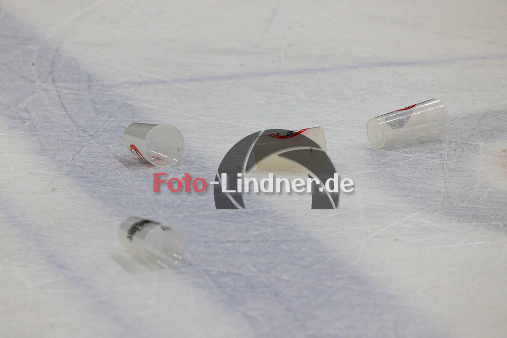 Halbfinale Spiel 1 TSV Peißenberg Miners vs TEV Miesbach | Eishockey Bayernliga Playoffs 2023/2024, Halbfinale Spiel 1 TSV Peißenberg Miners vs TEV Miesbach, 20240308,Becher auf dem Eis,2024-03-08 in Peißenberg (Eisstadion)Copyright: WolfgangxLindner foto-lindner.de