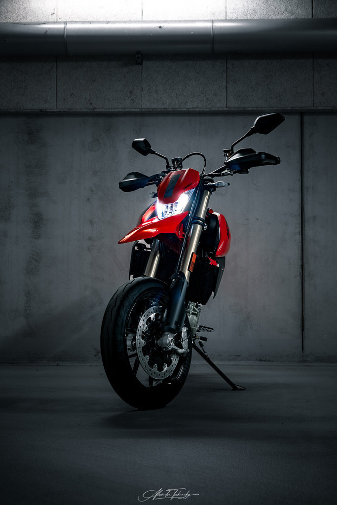 Hypermotard 698 Mono | Entdecken Sie die faszinierende Welt von Alexander Tschuncky Arts: Kreative Fotografie, atemberaubende Automobilkunst und hochwertiger Bilderdruck. Lassen Sie sich inspirieren! - Realisiert mit Pictrs.com