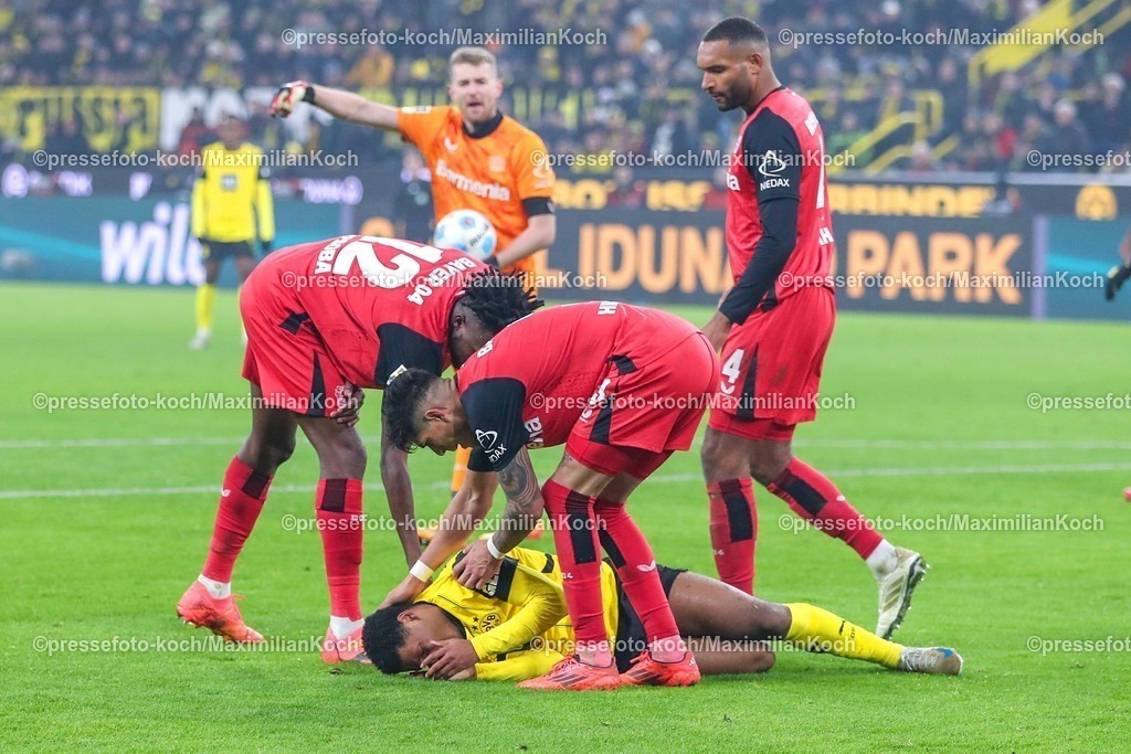 BVB10012501108 | 10.01.2025, Fußball, Borussia Dortmund - Bayer 04 Leverkusen, 1. Fußball Bundesliga, 16. Spieltag, Signal Iduna Park, Saison 2024 2025: Julien Duranville (BVB #16) liegt nach dem Foul von Edmond Tapsoba (Bayer04 Leverkusen #12) im Strafraum auf dem Boden - Schiedsrichter Tobias Stieler entscheidet nach Videobeweis auf ElfmeterDFB regulations prohibit any use of photographs as image sequences and or quasi-video.